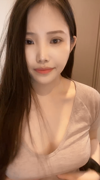 G奶美女【月亮北北】脸穴同框道具自慰喷水，无毛饱满的私密处太诱惑了-福利岛