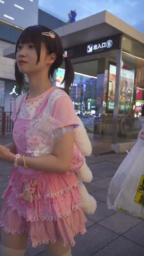 【永久专享】(BC-SSS-105)三个萝莉一起逛街..透明丝袜配蕾丝内裤外纯内骚【1V】【516M】 预览图 2