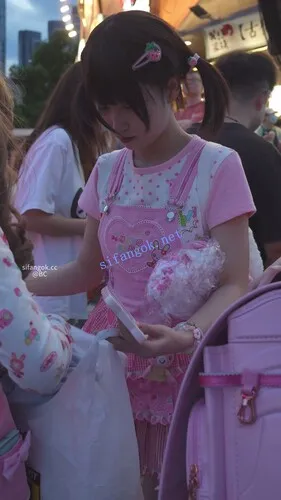 【永久专享】(BC-SSS-105)三个萝莉一起逛街..透明丝袜配蕾丝内裤外纯内骚【1V】【516M】 预览图 4