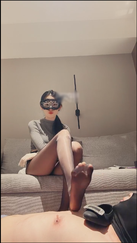 玩物直播黎舒-251210 调教边打奶子灭烟头sp踩踏【1V】【600MB百度云】 预览图 1