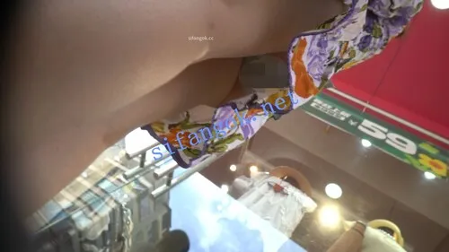 【永久专享】（空城原创）花裙眼镜少妇带孩子逛街，天蓝无痕N包裹肉臀【1V】【311M】 预览图 6