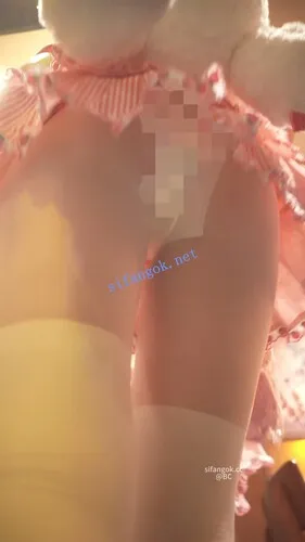 【永久专享】(BC-SSS-105)三个萝莉一起逛街..透明丝袜配蕾丝内裤外纯内骚【1V】【516M】 预览图 5