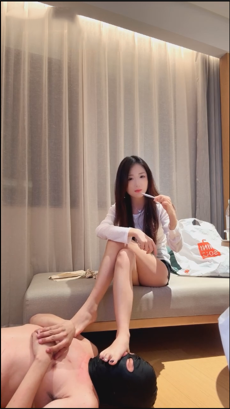 玩物直播小7s-251211 调教日本刚重度踩踏揣头深喉羞辱喂食浓痰口水【1V】【440MB百度云】 预览图 4