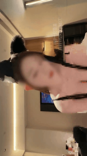 【重磅】推特顶级反差女神【一只顶美】高价付费群超极品02【10V】【2.39G】 预览图 15