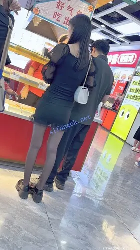 【永久专享】【KFC】靓女跟金主爸爸逛街·黑丝超薄短裙·透出粉红色内巨骚【1V】【826M】 预览图 8
