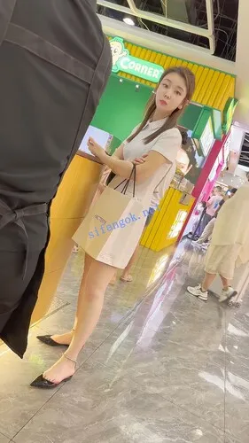 【永久专享】【KFC】少妇逛街发现被拍一直盯着相机·内裤被翘臀夹一半【1V】【621M】 预览图 3