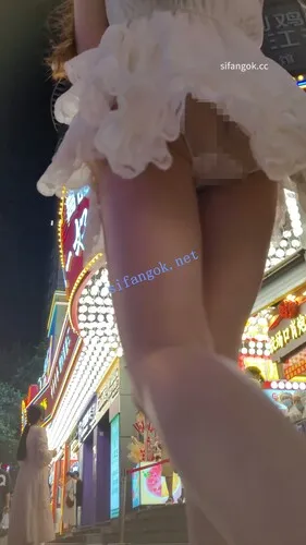 【永久专享】【CSCD】白色连衣裙小姐姐和男朋友逛街，白色屁股透明内【1V】【502M】 预览图 6