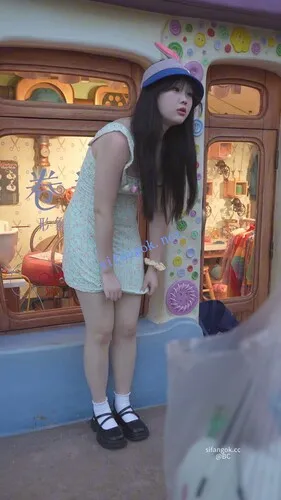 【永久专享】(BC-AA-621)小姐姐大屁股夹住半透明蕾丝内..弯成90度内裤露…【1V】【523M】 预览图 1