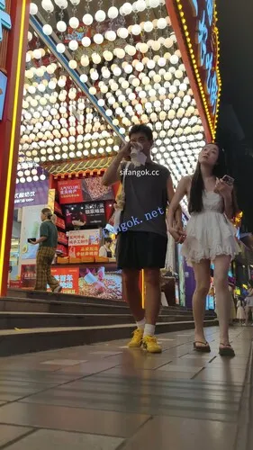 【永久专享】【CSCD】白色连衣裙小姐姐和男朋友逛街，白色屁股透明内【1V】【502M】 预览图 5