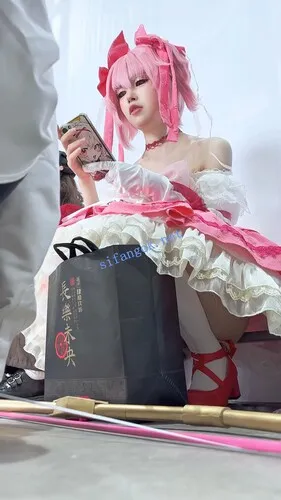 【永久专享】【KFC】洛丽塔学生妹·有男友守护身后·前面露出一大片黑森林【1V】【646M】 预览图 4