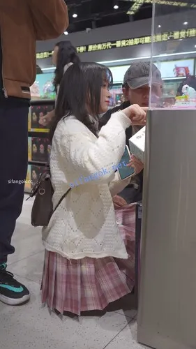 【永久专享】(BC-AA-624)制服jk小姐姐逛商场..翘臀夹住蕾丝窄内弯腰坐镜头【1V】【212M】 预览图 4