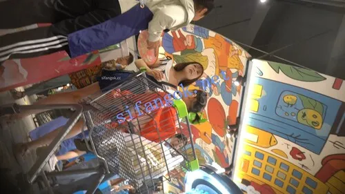 【永久专享】（空城原创）超宽松裤裙可爱少妇逛超市，干净白N包裹肉臀【1V】【446M】 预览图 4