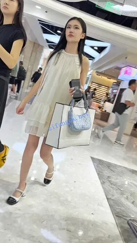 【永久专享】【KFC】长裙美女和闺蜜逛街买衣服·粉色蕾丝边内内上下通透【1V】【528M】 预览图 3