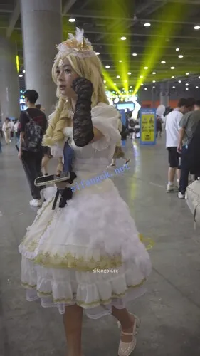 【永久专享】【xxn-343】金发cos小姐姐逛街..可爱卡通内前后CD勒出13缝【1V】【525M】 预览图 6