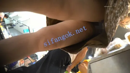 【永久专享】（空城原创）花裙少妇逛超市买菜，黑紫拼接蕾丝N包裹肥臀【1V】【460M】 预览图 5