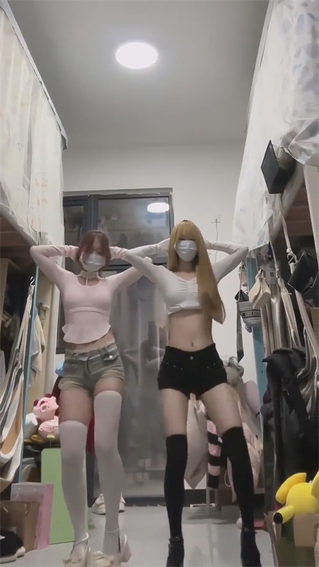 ❣️推荐❣️抖音学生妹【桃子】好身材大长腿，跟闺蜜一起宿舍跳舞，奶圆逼粉，身材紧致，年轻就是顶【12V】【215M】 预览图 3