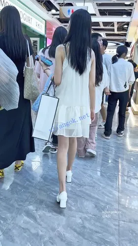 【永久专享】【KFC】长裙美女和闺蜜逛街买衣服·粉色蕾丝边内内上下通透【1V】【528M】 预览图 4