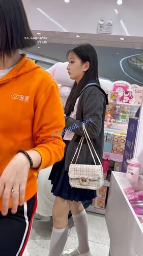 【永久专享】【KFC】JK制服学生妹逛街·化了浓妆却闷闷不乐·白内前后CD【1V】【238M】 预览图 4