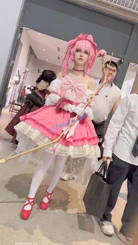 【永久专享】【KFC】洛丽塔学生妹·有男友守护身后·前面露出一大片黑森林【1V】【646M】 预览图 1