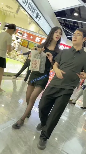 【永久专享】【KFC】靓女跟金主爸爸逛街·黑丝超薄短裙·透出粉红色内巨骚【1V】【826M】 预览图 3