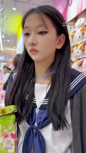 【永久专享】【KFC】JK制服学生妹逛街·化了浓妆却闷闷不乐·白内前后CD【1V】【238M】 预览图 2