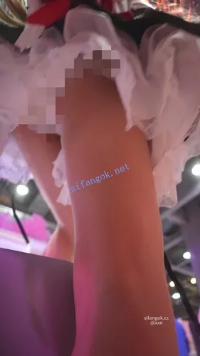 【永久专享】【xxn-349】金发双马尾展台cos模特被围拍..抄底蕾丝边浅黄内【1V】【752M】 预览图 8