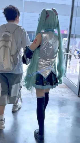 【永久专享】【KFC】萌妹COSER和男友逛街·短裙过膝袜粉色内内【1V】【250M】 预览图 8