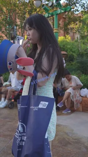 【永久专享】(BC-AA-621)小姐姐大屁股夹住半透明蕾丝内..弯成90度内裤露…【1V】【523M】 预览图 4