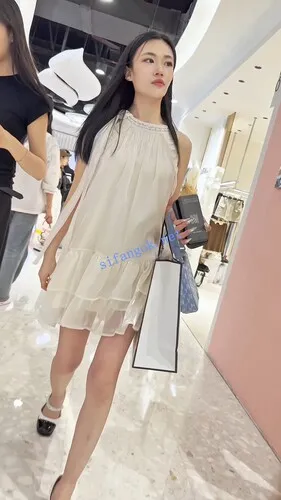 【永久专享】【KFC】长裙美女和闺蜜逛街买衣服·粉色蕾丝边内内上下通透【1V】【528M】 预览图 12