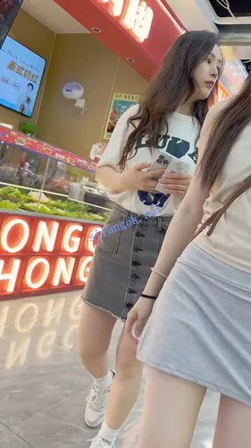 【永久专享】【KFC】短裙少妇·相机放在腿中间CD·弯腰露出粉色无痕骚内【1V】【919M】 预览图 5