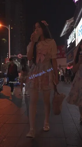 【永久专享】(BC-AA-623)蕾丝卡通裙小姐姐逛街夹娃娃..抄底粉白条纹纸内【1V】【632M】 预览图 2