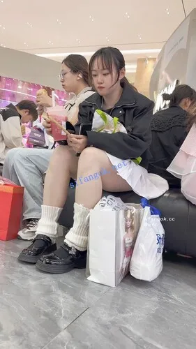 【永久专享】【KFC】短裙女大独自逛街买奶茶·劈开腿毫无防备露出紫色内【1V】【485M】 预览图 1