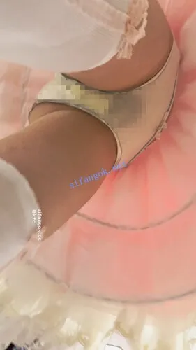 【永久专享】【KFC】洛丽塔学生妹·有男友守护身后·前面露出一大片黑森林【1V】【646M】 预览图 9