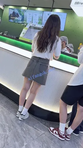 【永久专享】【KFC】短裙少妇·相机放在腿中间CD·弯腰露出粉色无痕骚内【1V】【919M】 预览图 6