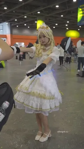 【永久专享】【xxn-343】金发cos小姐姐逛街..可爱卡通内前后CD勒出13缝【1V】【525M】 预览图 5