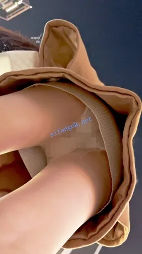 【永久专享】【KFC】短裙披风少妇和闺蜜逛街·油亮肉丝袜白色一次性内CD【1V】【473M】 预览图 7