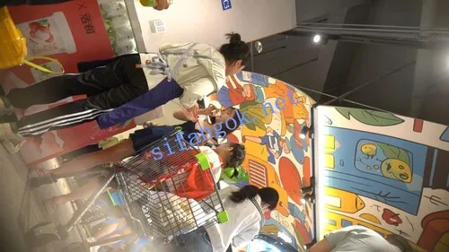 【永久专享】（空城原创）超宽松裤裙可爱少妇逛超市，干净白N包裹肉臀【1V】【446M】 预览图 1