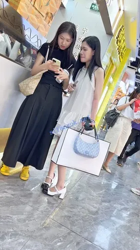 【永久专享】【KFC】长裙美女和闺蜜逛街买衣服·粉色蕾丝边内内上下通透【1V】【528M】 预览图 11