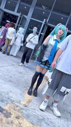 【永久专享】【KFC】萌妹COSER和男友逛街·短裙过膝袜粉色内内【1V】【250M】 预览图 3