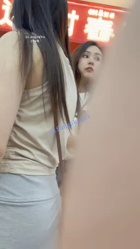 【永久专享】【KFC】短裙少妇·相机放在腿中间CD·弯腰露出粉色无痕骚内【1V】【919M】 预览图 10