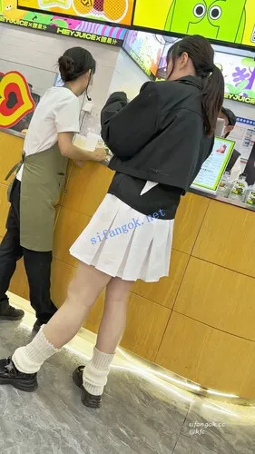 【永久专享】【KFC】短裙女大独自逛街买奶茶·劈开腿毫无防备露出紫色内【1V】【485M】 预览图 5