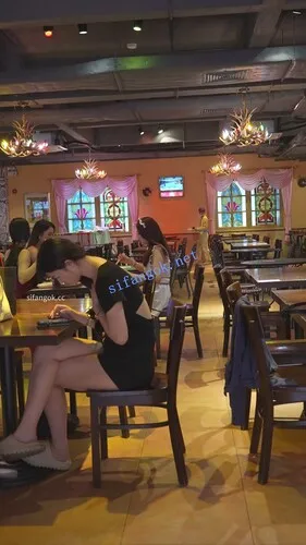 【永久专享】(BC-AA-636)护士裙小姐姐排队买单..趁机抄底无痕内夹出屁股缝【1V】【292M】 预览图 3