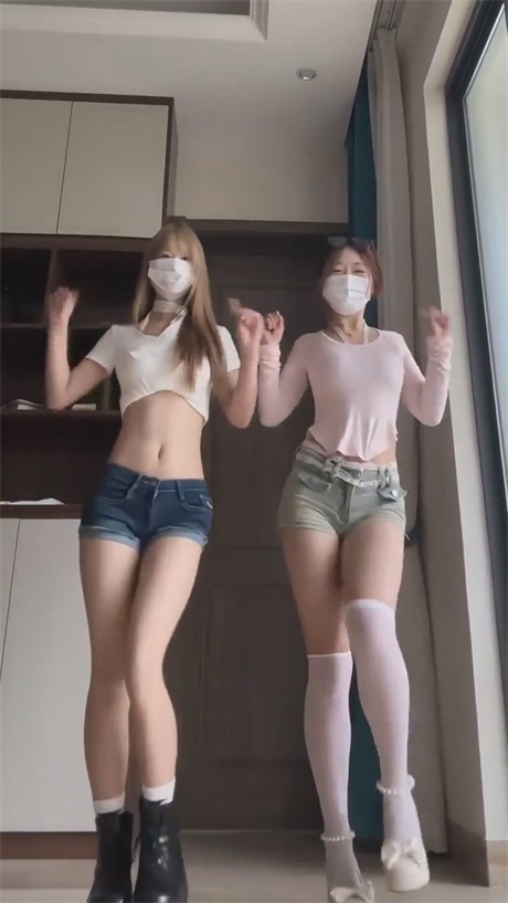 ❣️推荐❣️抖音学生妹【桃子】好身材大长腿，跟闺蜜一起宿舍跳舞，奶圆逼粉，身材紧致，年轻就是顶【12V】【215M】 预览图 9