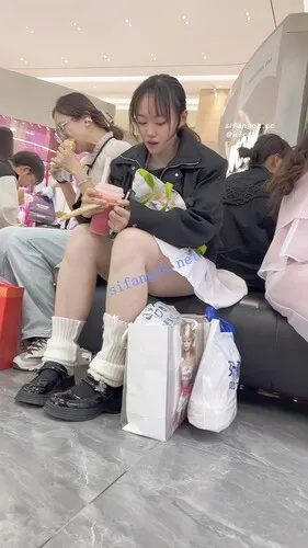 【永久专享】【KFC】短裙女大独自逛街买奶茶·劈开腿毫无防备露出紫色内【1V】【485M】 预览图 3