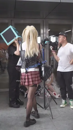 【永久专享】【xxn-342】制服jk小姐姐穿情趣吊带袜..半透蕾丝内紧裹翘臀【1V】【303M】 预览图 3