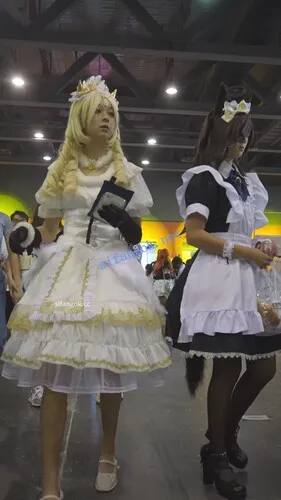 【永久专享】【xxn-343】金发cos小姐姐逛街..可爱卡通内前后CD勒出13缝【1V】【525M】 预览图 2