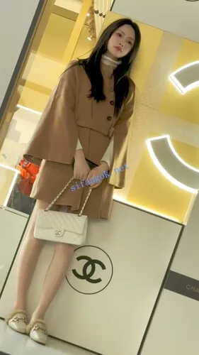 【永久专享】【KFC】短裙披风少妇和闺蜜逛街·油亮肉丝袜白色一次性内CD【1V】【473M】 预览图 3