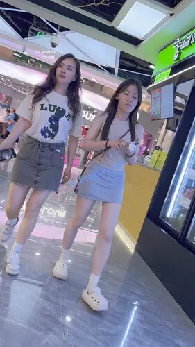 【永久专享】【KFC】短裙少妇·相机放在腿中间CD·弯腰露出粉色无痕骚内【1V】【919M】 预览图 4