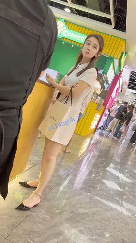 【永久专享】【KFC】少妇逛街发现被拍一直盯着相机·内裤被翘臀夹一半【1V】【621M】 预览图 1