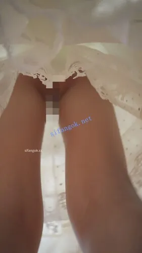 【永久专享】【xxn-340】白色lo裙小学妹..展台看表演被CD窄内侧面露毛【1V】【353M】 预览图 5